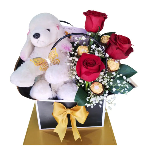 "Caja de regalo con peluche, rosas frescas y bombones Ferrero, ideal para ocasiones especiales y detalles románticos."