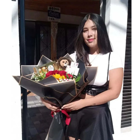 Ramo de rosas rojas y girasoles frescos para regalo especial