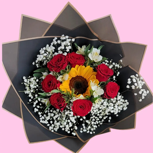 Ramo de rosas y girasoles, una combinación perfecta de colores vivos que transmite alegría y felicidad."