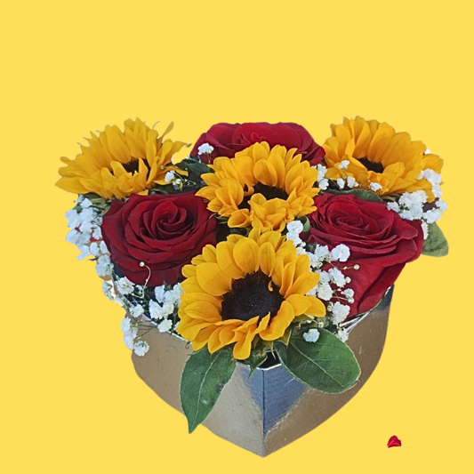 Caja de corazón con girasoles y rosas