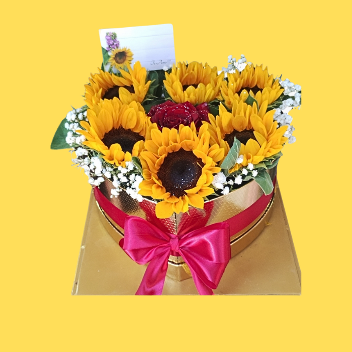 Caja de corazón con girasoles y rosas