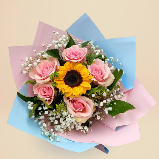 Girasol y rosas rosadas