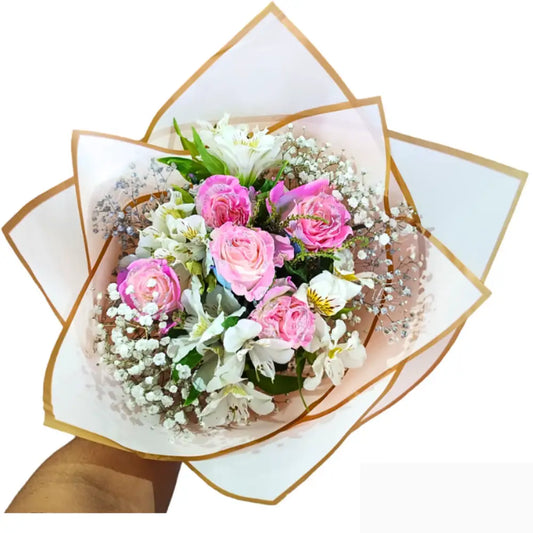 "Ramo de elegantes rosas escarchadas, ideales para un toque de frescura y sofisticación en cualquier evento."