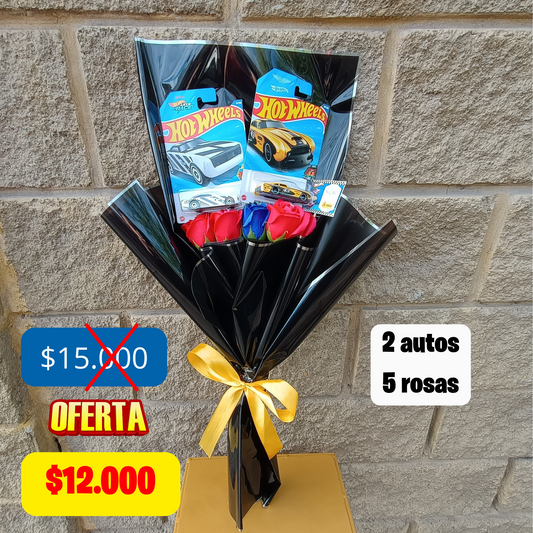 Ramo de 2 autos hot wheels y 5 rosas eternas