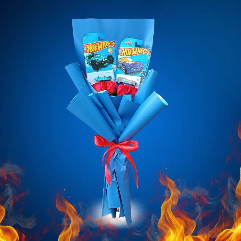 Ramo de 2 autos hot wheels y 5 rosas eternas
